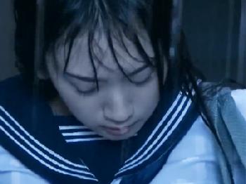 突然の大雨でずぶ濡れ→雨宿りしてたら禿げ親父に鬼畜陵辱される美形少女女子校生美少女顔射レイプのエロ動画