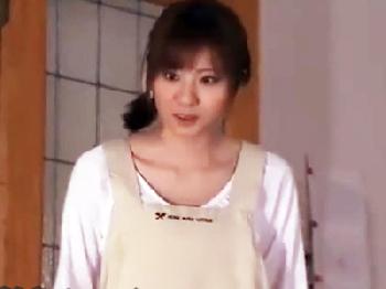 ひったくり被害に遭ったマダムが犯人に自宅を特定され強姦被害に‥巨乳人妻顔射レイプのエロ動画