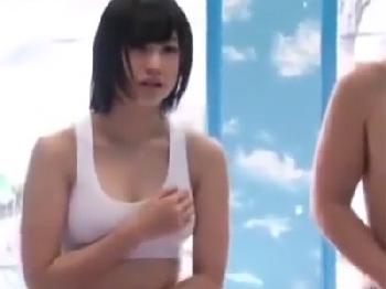 友人男女でローションマッサ→挿入我慢できないどころか抜くの間に合わず中出し素人痴女盗撮のエロ動画