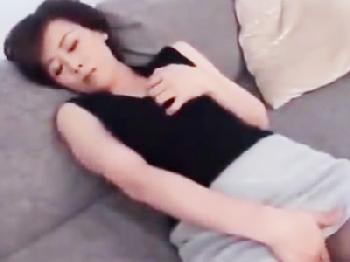 自慰行為では欲求を満たせなくなった美オバさんが隣人を誘惑して密通ファック巨乳痴女人妻熟女のエロ動画