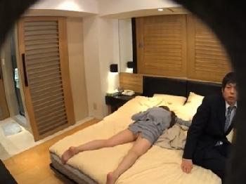 酩酊したオフィスレディをラブホテルへ連れ込み！我慢できなくなって姦淫性行為巨乳素人OL盗撮のエロ動画