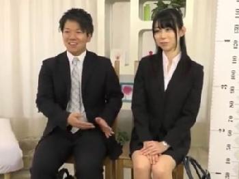 清潔感のある女性上司と部下の駄目男がお金の誘惑に負けてその場で中出し交尾開始素人お姉さんOLのエロ動画