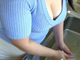 肉感親戚のおばさんさんと2人きりで過ごすことになって間違いを起こす甥っ子巨乳人妻童貞中出し近親相姦徳島理子のエロ動画