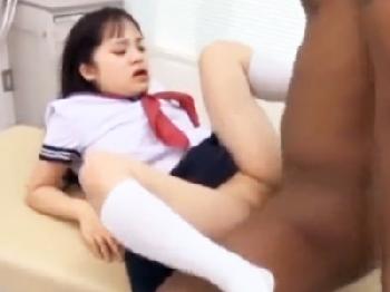 ミニ系女子校生のミニマムマンコを容赦ないピストンで本気イキさせる黒人ペニス！素人美少女ロリのエロ動画