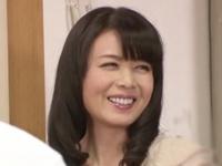 フェロモン全開の巨大オッパイな美魔女がTバックで誘惑して逆レイプ巨乳お姉さん熟女三浦恵理子のエロ動画