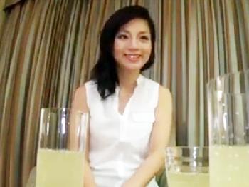 小柄な身体にイチモツハメられて痙攣潮吹きイキする素人娘お姉さんのエロ動画