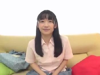 童顔顔の黒髪美形少女にナマ姦し膣中に大量の精液を注ぎ込む!美少女ロリ中出しのエロ動画