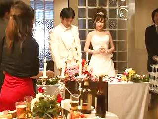 結婚式中に元カレに偶然会ってしまい夫に隠れて性交してドレスに精液ぶっかけ巨乳痴女人妻熟女浜崎りおのエロ動画