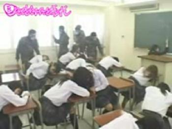 キチガイ集団が睡眠ガスで学校中の女子校生を眠らせ順番に中出し陵辱していくギャル女教師フェライラマチオレイプのエロ動画