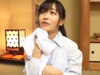 童顔の美形少女OLがオジサン上司と背中を流し合った結果がお察しの通り素人美少女ロリ中出しレイプ盗撮のエロ動画