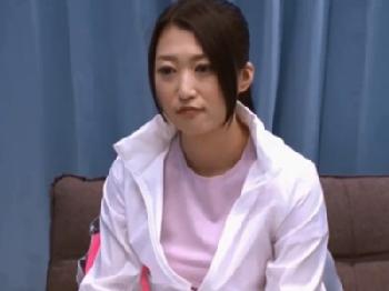 お母さんさんバレー帰りの奥さんがマッサージに色情→他人男根受け入れW巨乳素人人妻のエロ動画