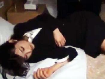 泥酔して歩けないオフィスレディを部屋まで送り届けて陵辱しちゃうタクシー運転手OL顔射レイプのエロ動画