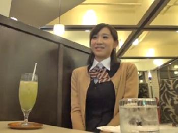 真面目なデパート販売員が日常を忘れてファック三昧素人OLパンストめがね顔射3Pのエロ動画