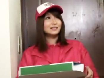 ピザ配達にやって来たアイドル顔娘を玄関先で襲ってパコ!素人美少女痴女のエロ動画