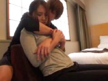 イケメン男根にあっさり堕ちちゃう素人娘がハメ撮りでアクメ披露W美少女顔射のエロ動画