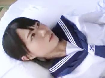 巨漢のオジサンが無垢な女子校生にのしかかり強烈種付けプレス！美少女顔射のエロ動画