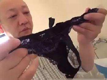 自分の使用済みパンティを頭にかぶってオナニーしてた義理の父親と近親パコ巨乳人妻近親相姦のエロ動画