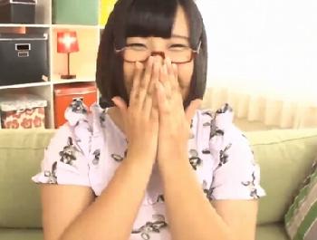 顔は童顔めがねなのに体はジューシー!崇拝されるほどのデカいお尻女子とガ男性器パコ巨乳女子校生ロリ顔射ハメ撮りのエロ動画