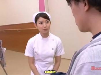 待ち時間が長くてイライラしている患者をSEXでなだめる看護師お姉さん看護婦稲川なつめ間宮純のエロ動画