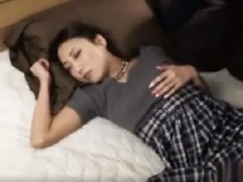 酩酊した奥さんに忍び寄り脱がして男根ハメ→容赦なしの中出しフィニッシュ！人妻熟女レイプのエロ動画