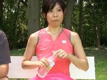 『やだっ汗まみれよ？』欲求不満なジョギング中の汗だくな奥様と野外で青姦浮気巨乳素人人妻熟女顔射露出のエロ動画