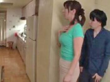 父がいてもお構いなしに求めてくる息子と母の近親ファック巨乳人妻中出し近親相姦のエロ動画