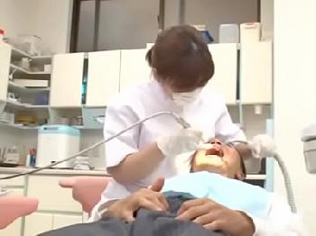 胸を押し付けながら治療する女性歯科医と診察台性交巨乳お姉さんのエロ動画