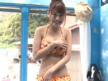 彼氏の目の前で中出し食らってガチ焦り素人娘W美少女水着マッサージのエロ動画