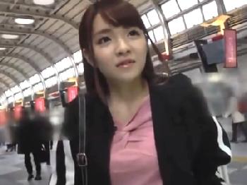インタビューと称しナンパした童顔カワ女子大生をホテルで即ずぼ素人美少女ロリハメ撮りのエロ動画