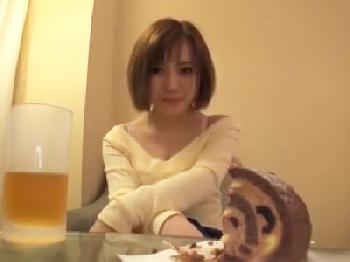 ナンパで捕まえた素人美形お姉さんの綺麗な無毛マンコに我慢できず無許可で中出し美少女のエロ動画