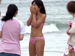 女性スタッフにナンパされて警戒心を解いたビキニ美形お姉さんをマジックミラー号に連れ込み生姦素人パイパン水着マッサージのエロ動...