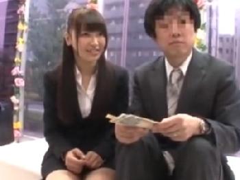 『くれるんですか！？』諭吉に目が眩んで会社の上司とパコっちゃったオフィスレディさん素人お姉さんOLのエロ動画