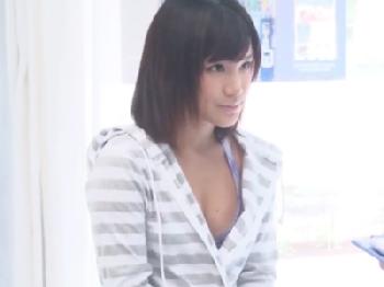 家族と来ていた海水浴場でナンパされて安心しきっていた女子大生に中出し素人美少女水着マッサージのエロ動画