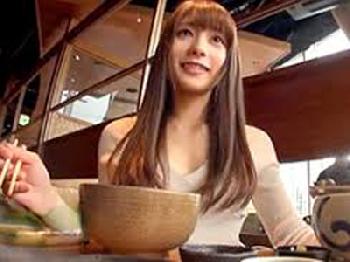 ご飯奢っただけで中出しゲットできた美人なのにお手軽な素人主婦人妻ナンパのエロ動画