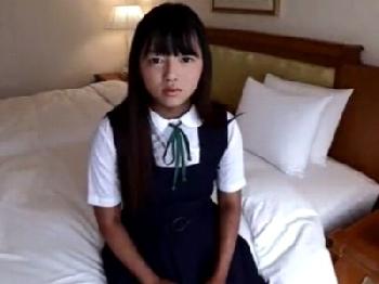 身長150CMほどしかないミニマムミニ系に制服を着させて背徳の女子校生コスパコ素人美少女ロリハメ撮りのエロ動画