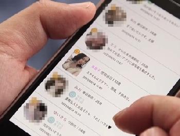 マッチングアプリで偶然友だちの母親を見つけて…禁断の肉体関係にW巨乳人妻佐山愛のエロ動画