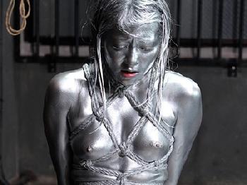 マニア向け!たっぷりの銀色ペンキを塗って銀像プレイ巨乳お姉さん玉城マイのエロ動画