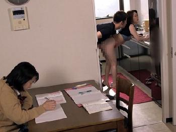 すぐ近くに家族がいるのにかあちゃんにセックスしまくるマザーコンプレックス息子!人妻熟女近親相姦円城ひとみ春原未来音羽文子久保...