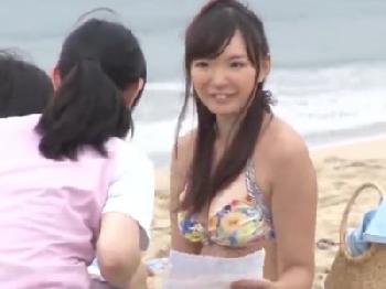 海デート中だった褐色肌の彼女を精液で日焼けケア巨乳素人水着のエロ動画