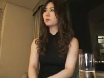 お酒でエロくなった美形奥様がほろ酔い状態で中出し浮気ハメ撮り！巨乳素人人妻のエロ動画