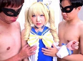 ルックスも最強!感じ方も可愛いミニ系レイヤーがアヘアヘオフパコ美少女ロリコスプレ3Pのエロ動画