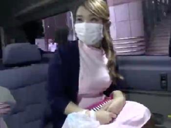 仕事中の巨乳看護師が車の中でサクッとフェラチオ精液精液ごっくんアルバイト素人お姉さん看護婦のエロ動画