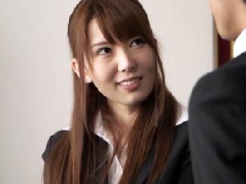 マッサージ師の胸チラにフル勃起した客が押し倒して顔面射精レイプW巨乳お姉さん顔射のエロ動画