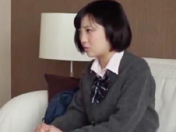 『もぅ許して下さぃい！』事故を起こした美形少女女子校生を制栽する中出し性的暴行！素人美少女レイプのエロ動画