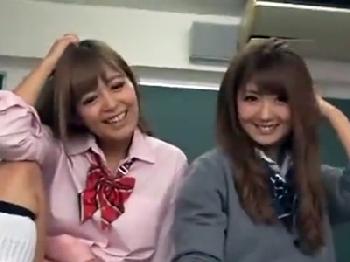 『やばっいっぱい出た』チェリーボーイのクラスメイトをからかって手コキ抜きするギャル女子校生のエロ動画