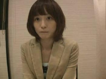 ガッチガチに緊張した色白素人女子大生が留学費用のためにハメ応募!巨乳美少女のエロ動画