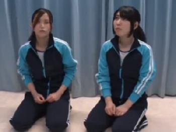 陸上部所属の脳筋女子大生二人組を騙してフェラチオして貰っちゃいましたW素人美少女のエロ動画