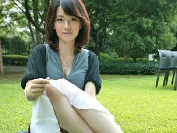 コケティッシュな細身妻の密通性交素人人妻顔射のエロ動画