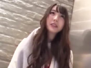 上品のに巨乳淫乱な美魔女セレブリティ妻を即ずぼ→暴走ピストンで中出しキメる素人お姉さん痴女人妻ハメ撮りナンパのエロ動画