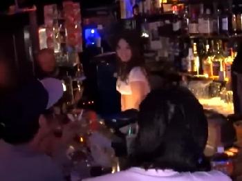 バーの看板娘なギャルを口説き落として店内で中出しセックスッた結果W巨乳素人のエロ動画